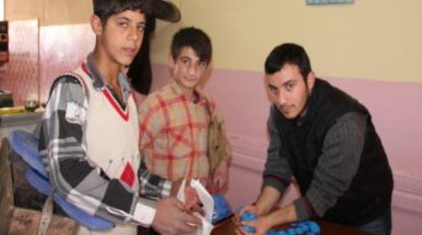 Ayakkabı Boyacılığı Yapan &Ccedil;ocuklardan &Ouml;rnek Davranış