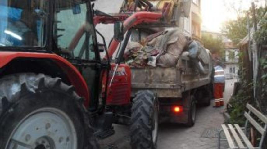 Evden iki kamyon &ccedil;&ouml;p &ccedil;ıktı