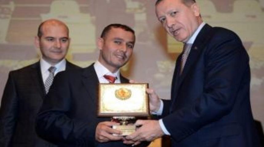 Başbakan'dan Siyaset Akademisi Birincilerine &Ouml;d&uuml;l