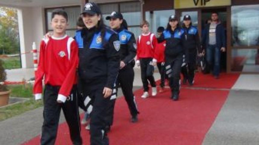 Mahallenin &Ccedil;ocukları, Galatasaray- Manchester United Ma&ccedil;ını Izleyecek