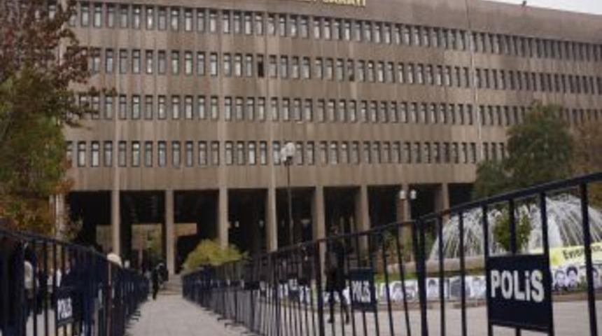 Ankara Adliyesi &Ouml;n&uuml;nde Darbeciler Protesto Ediliyor