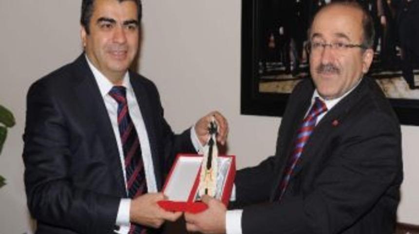Başkan G&uuml;mr&uuml;k&ccedil;&uuml;oğlu'ndan Vali D&uuml;zg&uuml;n'e Ziyaret