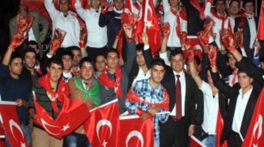 Mersin'de Gen&ccedil;ler Askere Cevşenle Uğurlandı