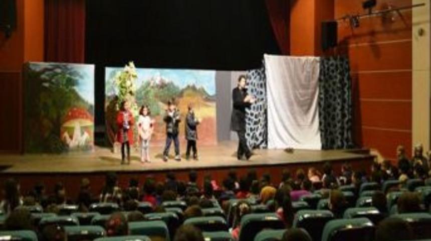 Minik Öğrenciler "mavi Orman"ı Beğeniyle İzledi