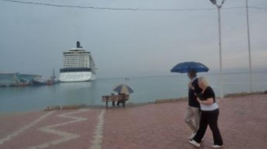 Kuşadası'nda Sağanak Yağmur Etkili Olmaya Başladı