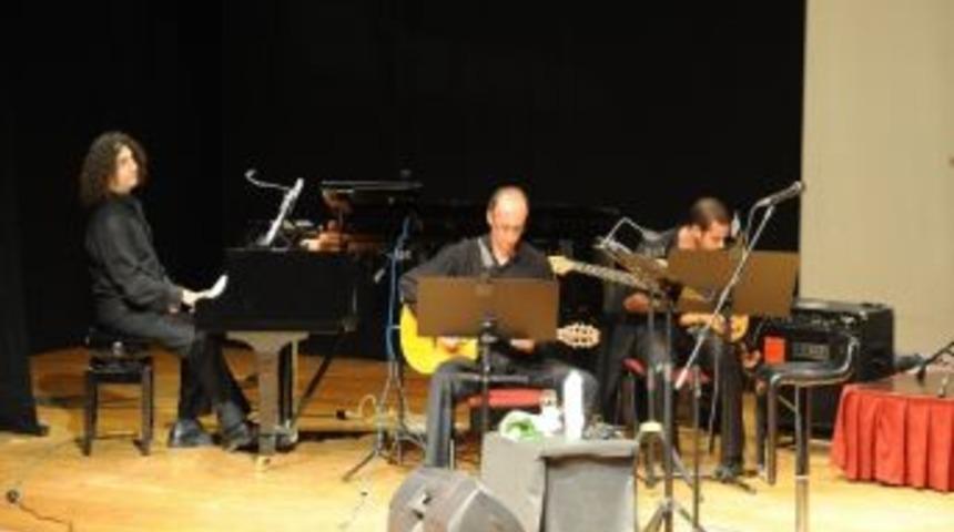 Karşıyaka'da Tanju Okan &Ouml;zlemi Salona Sığmadı