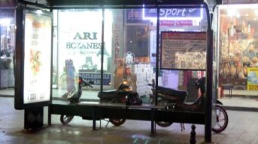 Otob&uuml;s Durağında Unutulan &Ccedil;anta Polisi Alarma Ge&ccedil;irdi