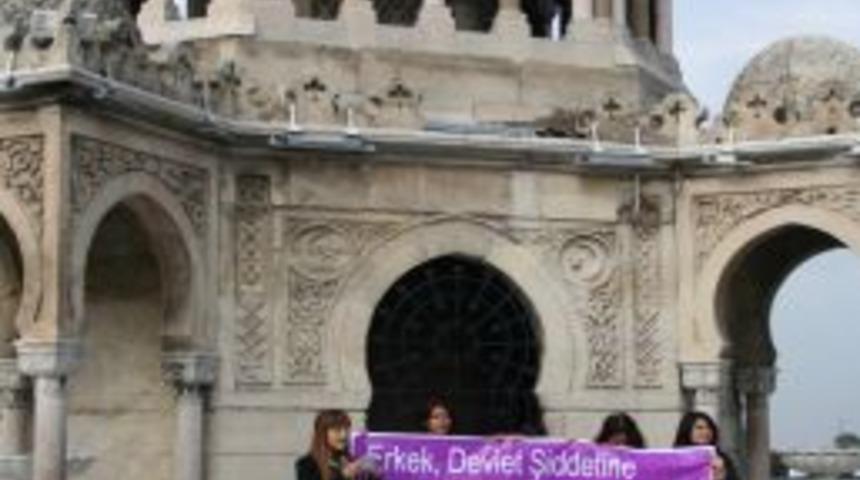 Şiddeti Protesto Eden Beş Kadın Kendini İzmir Saat Kulesi'ne Zincirledi