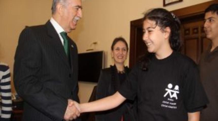 &Ccedil;ocuklar D&uuml;nyada Savaş İstemiyor