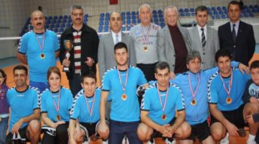 Cumhuriyet Kupası Voleybol Turnuvası'nı Kız Teknik Meslek Lisesi Kazandı