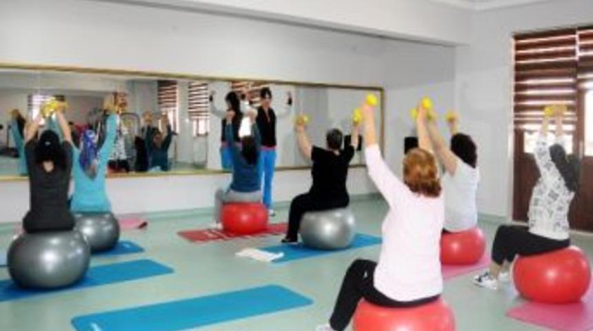 Mamaklı Kadınlar Aile Merkezlerinde Form Tutuyor