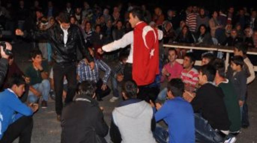 Murat&rsquo;ını Kına Gecesiyle Askere Yolladı