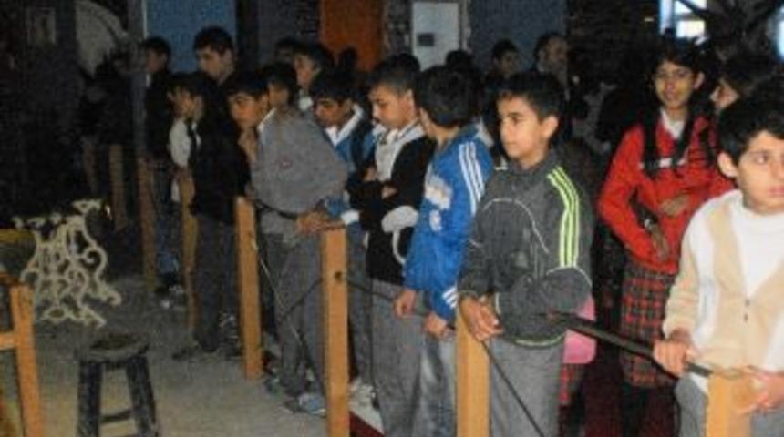 Polisler &Ccedil;ocukları Eğlendirdi