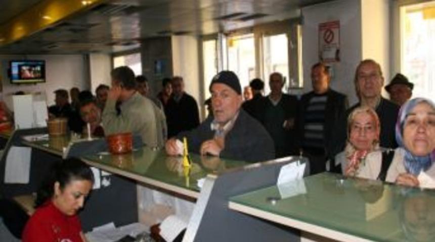 Devrekli Vatandaşların Postanede Sıra Bekleme &Ccedil;ilesi