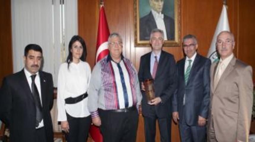 Kızılay&rsquo;dan Rekt&ouml;r Kibar&rsquo;a Ziyaret