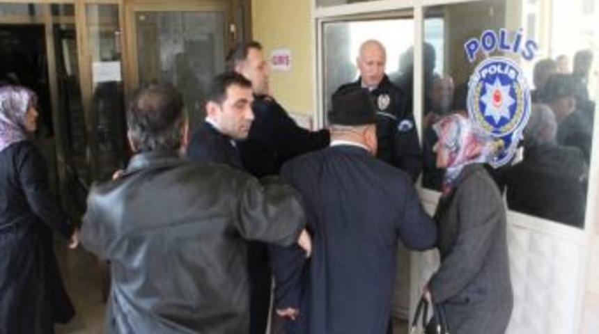 Adliye &Ouml;n&uuml;nde Gerginlik