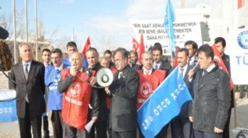 T&uuml;rk B&uuml;ro-sen &Uuml;yeleri Adalet İstedi