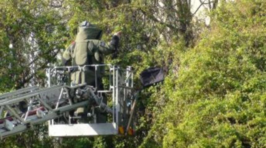 Ağaca Asılı Ş&uuml;pheli &Ccedil;anta E-5'i Kapattı