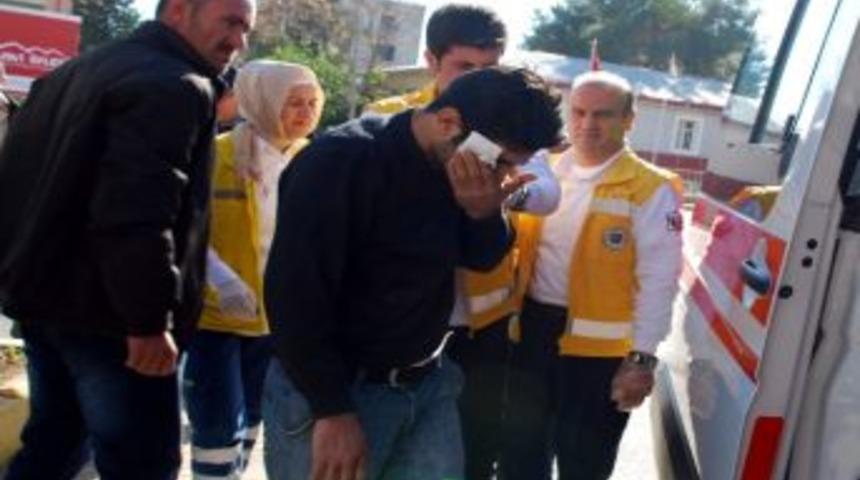 Otomobile &Ccedil;arpmamak İ&ccedil;in Levhaya &Ccedil;arptı: 1 Yaralı