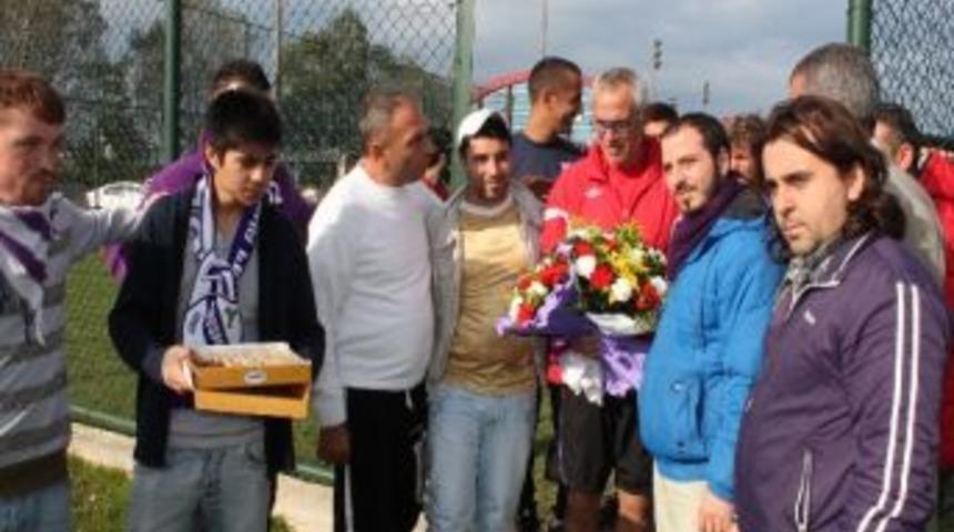 Taraftardan Futbolcular Ve Teknik Heyete Baklava