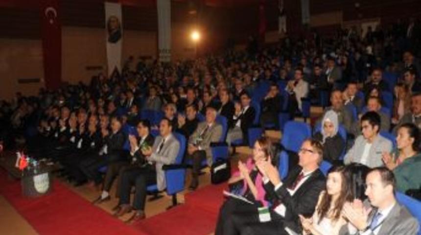 &ldquo;t&uuml;ketim Toplumu &Ccedil;evreyi De T&uuml;ketiyor&rdquo;