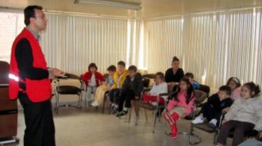 Anaokulu &Ouml;ğrencilerinden Anlamı Yardım