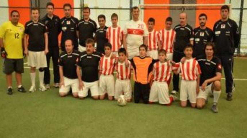 Erzurum Polisi, &Ccedil;ocukları Sokaktan Kurtarıp Spora Kazandırıyor