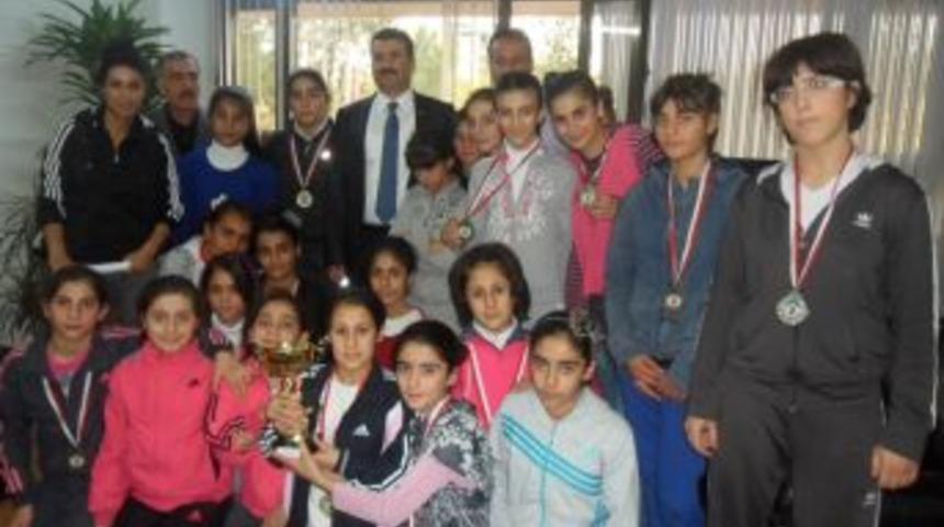 Batmanlı Kızlar Güreşte Bölge Birincisi Oldu