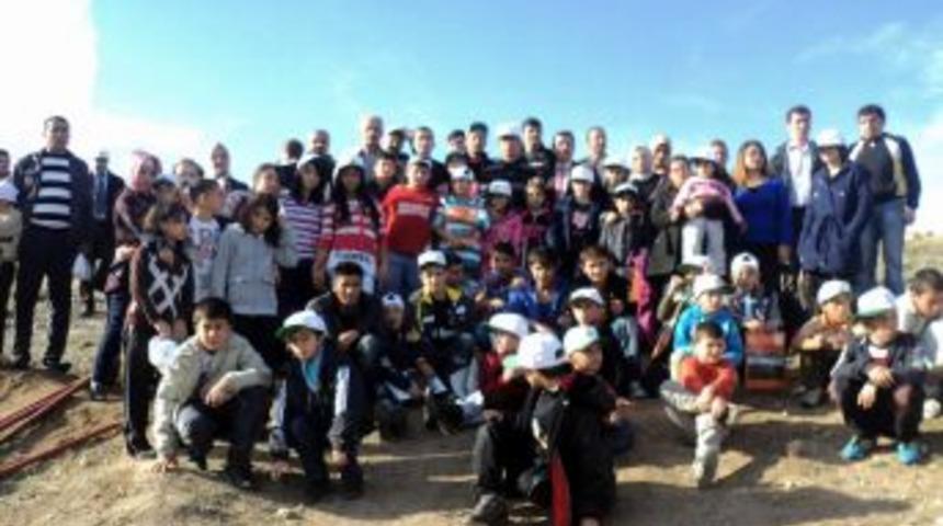 &Ccedil;ocuk Yuvası Ve Sevgi Evleri Sakinleri, 2 Bin Fidanı Toprakla Buluşturdu
