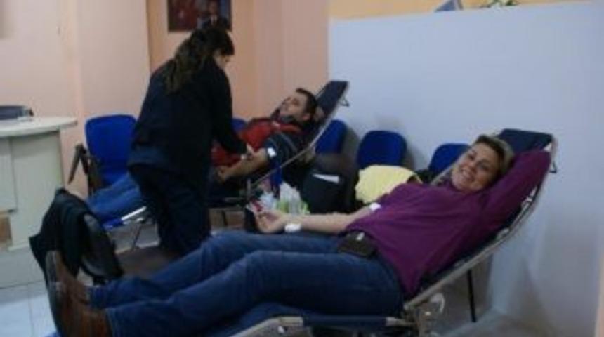 Ak Partililerden Kan Bağışı