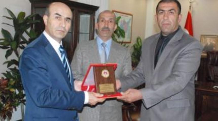Karate İl Temsilciliğinden Vali Mahmut Demirtaş&rsquo;a Plaket