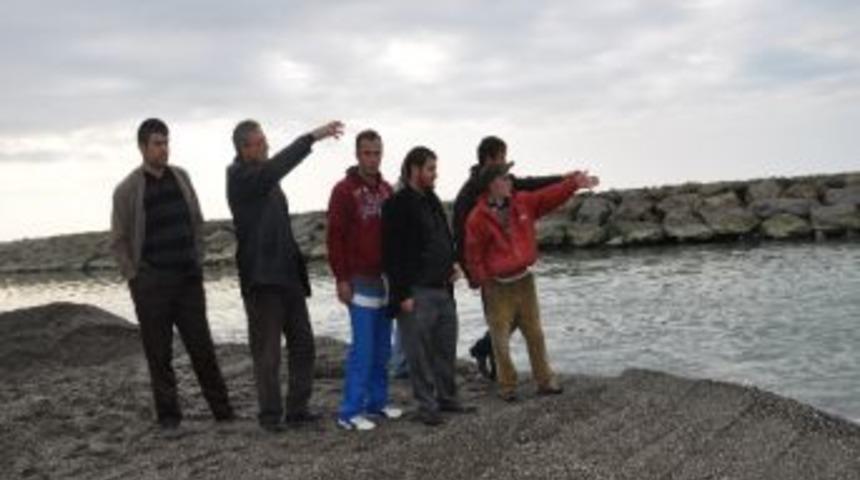 30 Balık&ccedil;ı Teknesi Mahsur