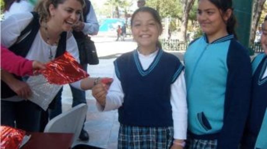 'oyuncak Silahını Getir Kitabını G&ouml;t&uuml;r' Kampanyası