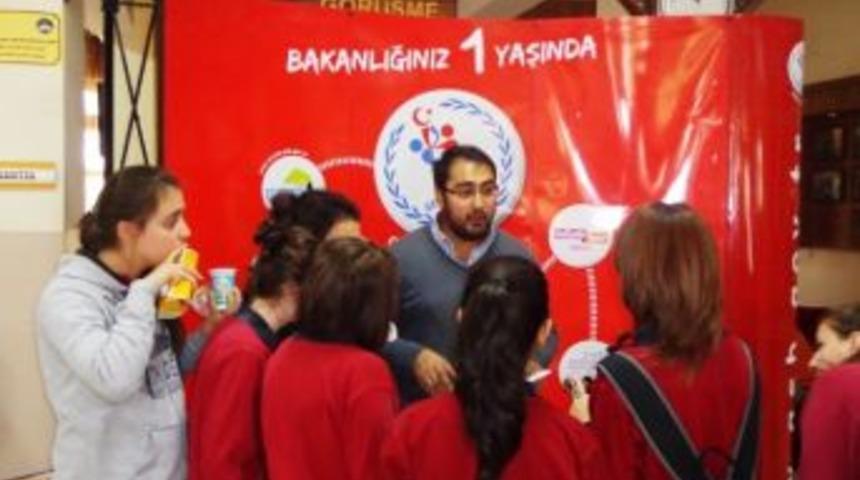 D&uuml;zce Gen&ccedil;lik Standı Liselerde