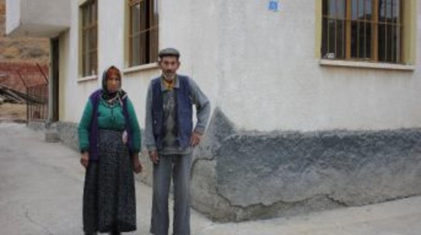 Sokakta Kalan Yaşlı &Ccedil;ifte Kaymakamlık Sahip &Ccedil;ıktı