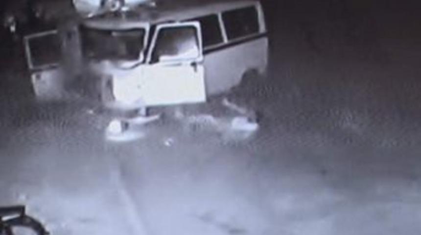 Minib&uuml;s Ağaca &Ccedil;arptı, S&uuml;r&uuml;c&uuml; Yola Fırladı