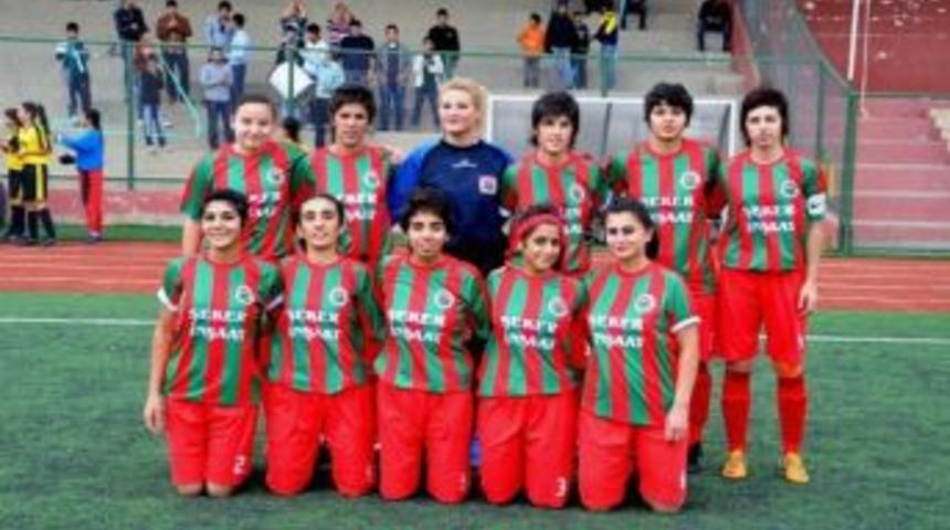 Kadın Futbolcular Puanla D&ouml;nd&uuml;