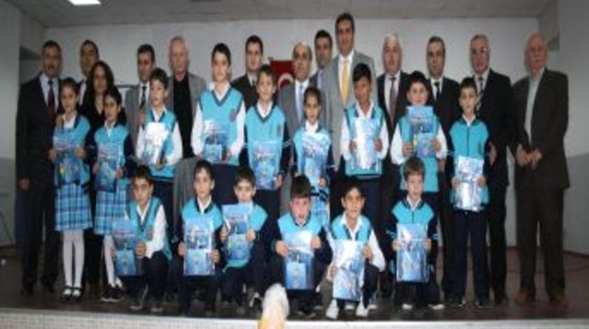 Beşikd&uuml;z&uuml;&rsquo;nde Sosyal G&uuml;venlik Merkezi M&uuml;d&uuml;rl&uuml;ğ&uuml;, &Ouml;ğrencilere Kitap Dağıttı