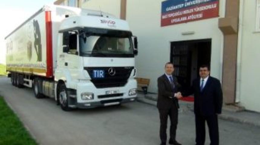 Naci Top&ccedil;uoğlu Meslek Y&uuml;ksekokulu&rsquo;na 2 Adet &Ccedil;uval &Ouml;rme Makinesi Hediye Edildi