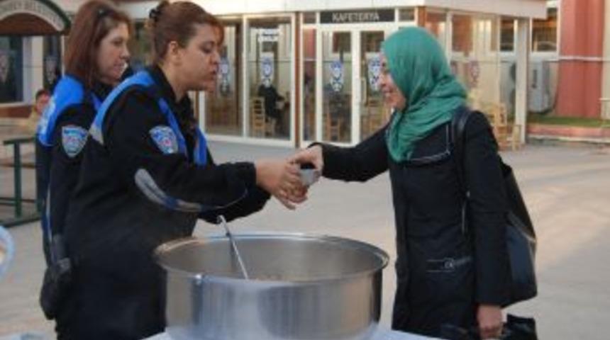 Polis, Vatandaşa Aşure Dağıttı