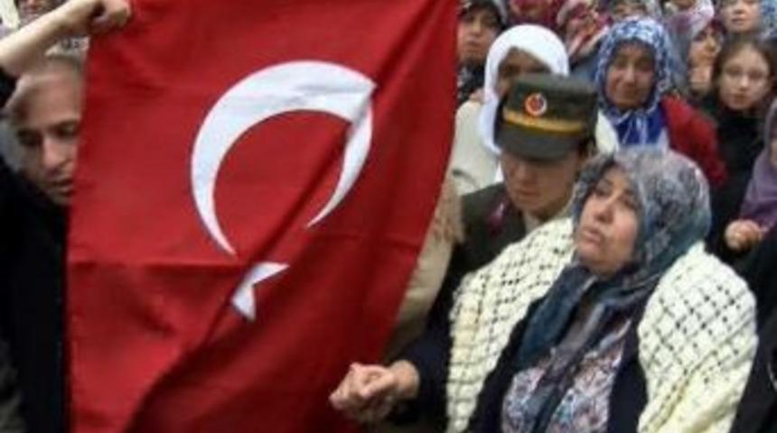 Şehit Annesi Yere Düşen Türk Bayrağını Ezdirmedi
