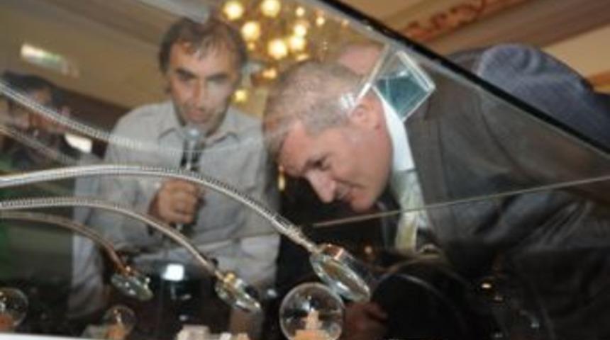 30 mikro heykelle, 3 santimetrekarelik sergi