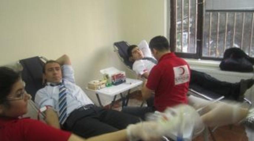 Uğurludağ Kaymakamı G&uuml;m&uuml;ş&ccedil;&uuml;oğlu&rsquo;ndan Kan Bağışı