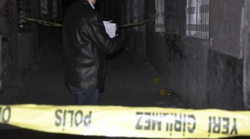 Polise Sıkılan Kurşun, Yoldan Ge&ccedil;en Kadını Yaraladı