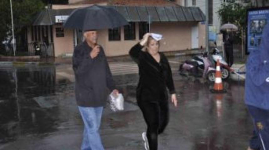 Kuşadası&rsquo;nda Sağanak Yağış Etkili Oldu