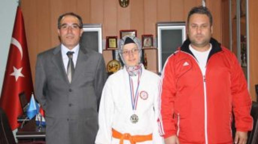 Esra Ayan'ın Birinciliği Niğde'de Sevin&ccedil;le Karşılandı