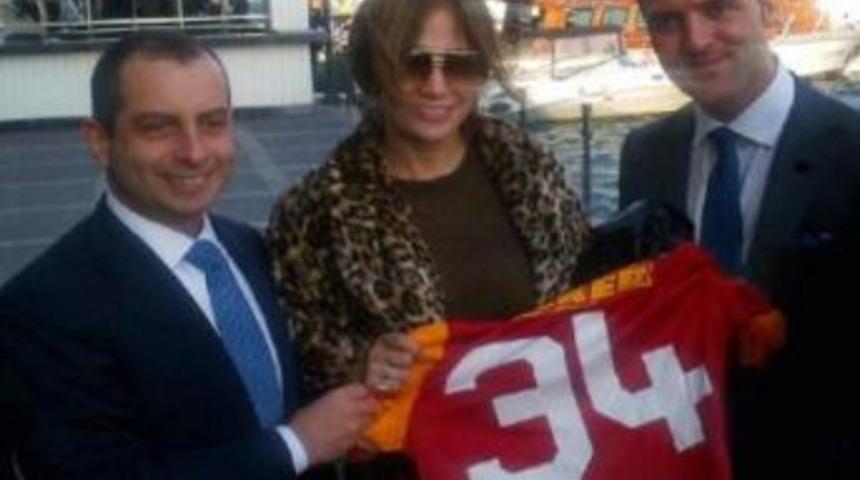 Jennifer Lopez'e Galatasaray Forması Hediye Edildi