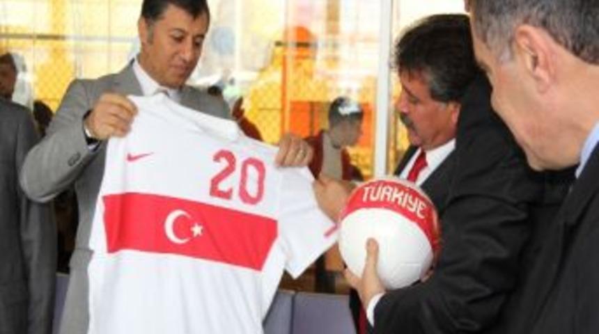 Fenerbah&ccedil;eli Eski Futbolcu M&uuml;jdat Yetkiner, &Ccedil;ocuklar İ&ccedil;in Sahaya &Ccedil;ıktı