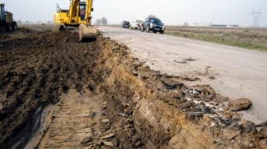 Balıkesir'de K&ouml;y Yolları Genişletiliyor