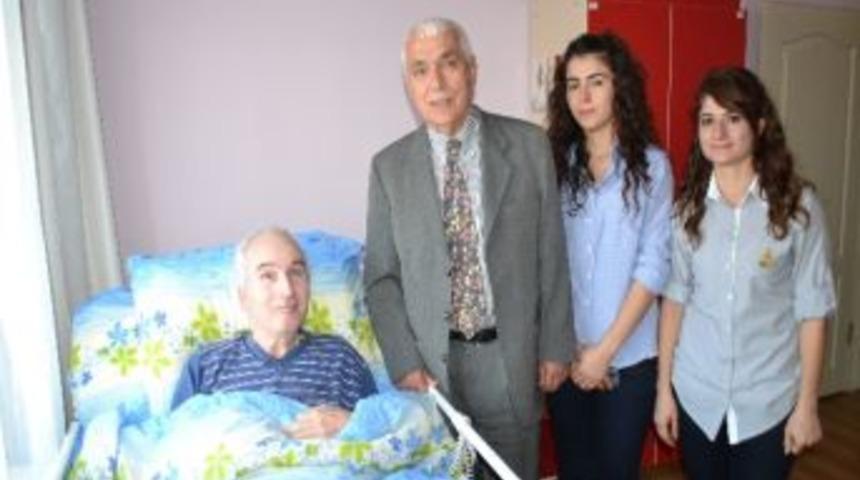 Üniversite Öğrencilerinden Bakım Evine Ziyaret